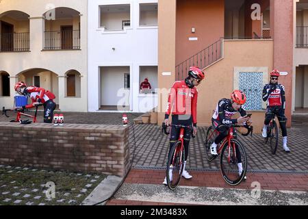 Belgischer Kobe Goossens von Lotto Soudal, Maxim Van Gils von Lotto Soudal und belgischer Steff Cras von Lotto Soudal, dargestellt auf der Radtour der Lotto-Soudal-Mannschaft in Javea, Spanien, Dienstag, den 12. Januar 2021. BELGA FOTO DIRK WAEM Stockfoto