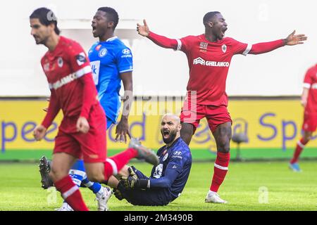 Der Martin Hongla aus Antwerpen feiert seine Feier, nachdem er am Sonntag, den 17. Januar 2021 in Gent, am 20. Tag der ersten Division der belgischen Meisterschaft „Jupiler Pro League“, ein Fußballspiel zwischen KAA Gent und dem Royal Antwerpen FC RAFC erzielt hat. BELGA FOTO LAURIE DIEFFEMBACQ Stockfoto