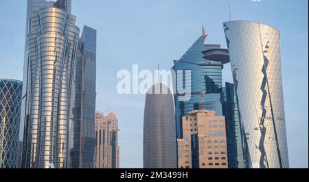 Doha, Katar - März 03,2022 : Skyline von Katar bei Sonnenuntergang mit buntem Himmel. Stockfoto