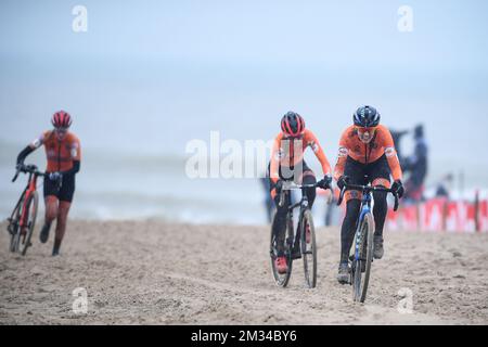 Dutch Annemarie Worst, Dutch Denise Betsema und Dutch Lucinda Brand in Aktion während des Frauenelitenrennen bei der UCI Cyclocross Weltmeisterschaft in Oostende, Belgien, Samstag, den 30. Januar 2021. BELGA FOTO DAVID STOCKMAN Stockfoto