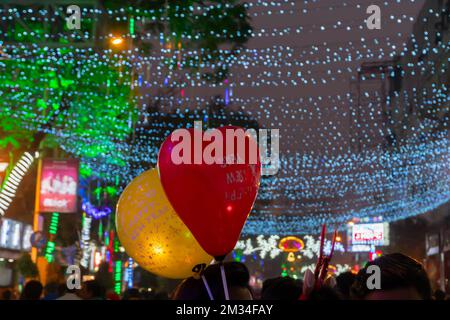 Kalkutta, Westbengalen, Indien - 26.12.2018 : Love-förmige Ballons, Weihnachtsfeier durch ein begeistertes junges Publikum im beleuchteten und dekorierten Park Stockfoto