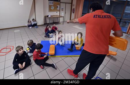 ACHTUNG HERAUSGEBER: VERWENDEN SIE DAS BILD NICHT AUS DEM KONTEXT DIESER NACHRICHT Kinder besuchen ein Ferienlager in Helecine während der Karnevalswoche am Montag, den 15. Februar 2021. BELGA FOTO ERIC LALMAND Stockfoto