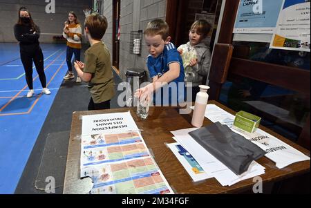 ACHTUNG HERAUSGEBER: VERWENDEN SIE DAS BILD NICHT AUS DEM KONTEXT DIESER NACHRICHT Kinder besuchen ein Ferienlager in Helecine während der Karnevalswoche am Montag, den 15. Februar 2021. BELGA FOTO ERIC LALMAND Stockfoto