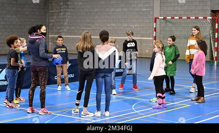 ACHTUNG HERAUSGEBER: VERWENDEN SIE DAS BILD NICHT AUS DEM KONTEXT DIESER NACHRICHT Kinder besuchen ein Ferienlager in Helecine während der Karnevalswoche am Montag, den 15. Februar 2021. BELGA FOTO ERIC LALMAND Stockfoto