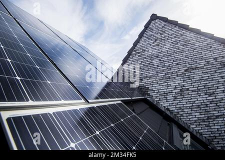 Die Abbildung zeigt Solarpaneele auf einem Dach in Mechelen, Dienstag, den 16. Februar 2021. BELGA FOTO JASPER JACOBS Stockfoto