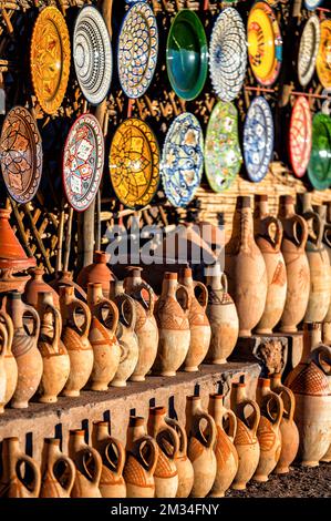 Tazentout, Ouarzazate, Marokko - 28. November 2022 - traditionelle, handgemachte marokkanische Tongerichte im lokalen Geschäft. Schüsseln, Teller, Tagines, Ju Stockfoto