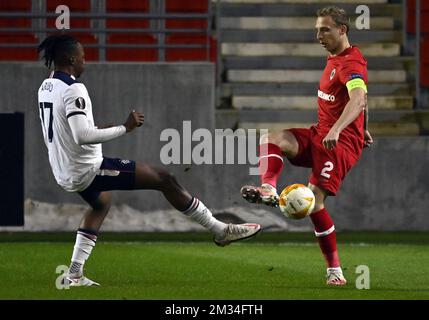 Rangers' Joe Aribo und Antwerpens Ritchie De Laet wurden während eines Fußballspiels zwischen dem belgischen Verein Royal Antwerp FC und Scottish Rangers F.C. in Aktion dargestellt, am Donnerstag, den 18. Februar 2021 in Antwerpen, der ersten Etappe des UEFA Europa League-Wettbewerbs 1/16. BELGA FOTO DIRK WAEM Stockfoto