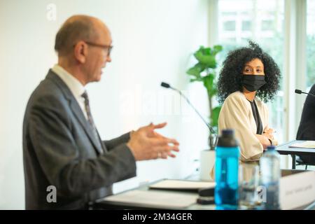 Rechtsanwalt Johan Vande Lanotte und Sihame El Kaouakibi von Open VLD wurden auf einer Pressekonferenz vorgestellt, um Informationen über die Abrechnung des Jugendprojekts „Let's Go Urban“ am Montag, den 22. Februar 2021 in Antwerpen zu liefern. Mehrere Projektmitarbeiter haben Vorwürfe wegen Finanzmissbrauchs erhoben, die den Manager und das flämische Parlamentsmitglied El Kaouakibi (Open VLD) beschuldigten. BELGA FOTO JAMES ARTHUR GEKIERE Stockfoto