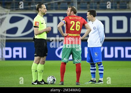 Schiedsrichter Wim Smet, Kevin Vandendriessche von Oostende und Sven Kums von Gent, die vor Beginn eines Fußballspiels zwischen KAA Gent und KV Oostende am Montag, den 08. März 2021, in Gent am 29. Tag der ersten Division der „Jupiler Pro League“ der belgischen Meisterschaft fotografiert wurden. BELGA FOTO YORICK JANSENS Stockfoto