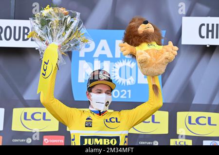 Der slowenische Primoz Roglic vom Team Jumbo-Visma feiert auf dem Podium, nachdem er die vierte Stufe der 79.. Ausgabe des Radrennen Paris-Nizza gewonnen hat, 188km von Chalon-sur-Saone nach Chiroubles, Frankreich, Mittwoch, 10. März 2021. BELGA FOTO DAVID STOCKMAN Stockfoto