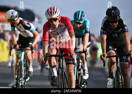 Guillaume Martin von Cofidis überquert die Ziellinie der vierten Etappe des Radrennen Paris-Nizza 79., 188km von Chalon-sur-Saone nach Chiroubles, Frankreich, Mittwoch, 10. März 2021. BELGA FOTO DAVID STOCKMAN Stockfoto