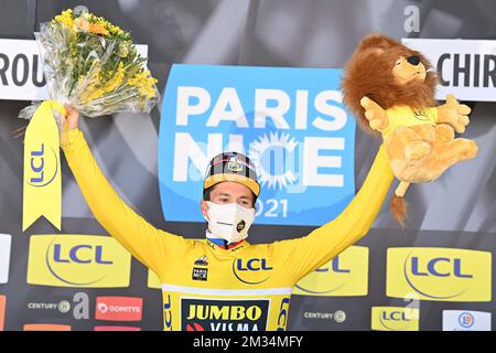 Der slowenische Primoz Roglic vom Team Jumbo-Visma feiert auf dem Podium, nachdem er die vierte Stufe der 79.. Ausgabe des Radrennen Paris-Nizza gewonnen hat, 188km von Chalon-sur-Saone nach Chiroubles, Frankreich, Mittwoch, 10. März 2021. BELGA FOTO DAVID STOCKMAN Stockfoto