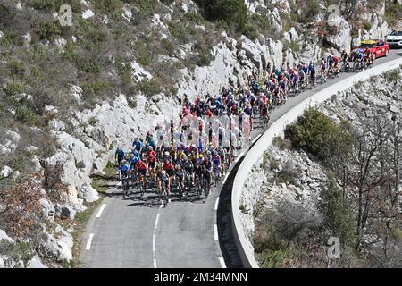 Abbildung zeigt das Fahrerpaket während der sechsten Etappe des Radrennen Paris-Nizza 79., 219km von Brignoles nach Biot, Frankreich, Freitag, 12. März 2021. BELGA FOTO DAVID STOCKMAN Stockfoto