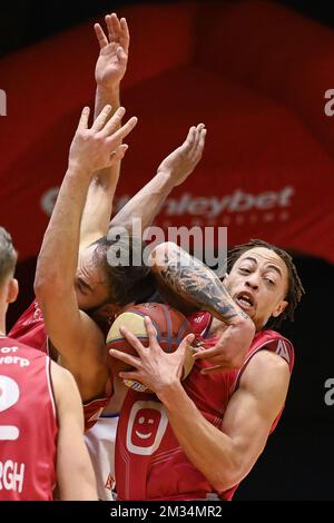 Dave Dudzinski aus Antwerpen und Stephaun Branch aus Antwerpen wurden in Aktion während eines Basketballspiels zwischen Kangoeroes Mechelen und Antwerpener Giants am Freitag, den 12. März 2021 in Mechelen, am 4. Tag der zweiten Phase der belgischen Korbmeisterschaft „EuroMillions League“ gezeigt. BELGA FOTO LAURIE DIEFFEMBACQ Stockfoto