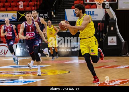 Romain Boxus von Lüttich und Jean-Marc Mwema von Oostende in Aktion während des Basketballspiels zwischen BC Oostende und Lüttich am Sonntag, den 14. März 2021 in Oostende, am Spieltag 5 der zweiten Phase der belgischen Korbmeisterschaft der ersten Liga der EuroMillions League. BELGA FOTO KURT DESPLENTER Stockfoto