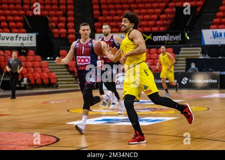 Lüttich Romain Boxus und Jean-Marc Mwema von Oostende kämpfen um den Ball während des Basketballspiels zwischen BC Oostende und Lüttich Basket am Sonntag, den 14. März 2021 in Oostende, am Spieltag 5 der zweiten Phase der belgischen Korbmeisterschaft „EuroMillions League“. BELGA FOTO KURT DESPLENTER Stockfoto