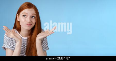 Umständlich unbequem attraktiv Rotschopf beliebtes Mädchen versuchen, denken bis Entschuldigung Gefühl widerwillig stehend zweifelhaft zuckend Hände ausbreiten Stockfoto