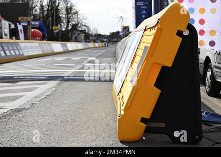 Abbildung zeigt Sicherheitsbarrieren vor dem Radrennen „E3 Saxo Bank Classic“, 203,9km km von und nach Harelbeke, Freitag, 26. März 2021. BELGA FOTO DAVID STOCKMAN Stockfoto