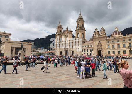 BOGOTA, KOLUMBIEN Menschen genießen den sonnigen Tag auf dem bolivar-Platz in der Innenstadt mit einer erstklassigen Kathedrale und einem Justizpalast im Hintergrund Stockfoto