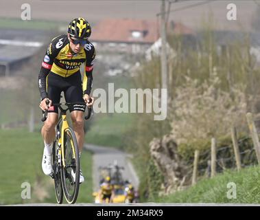 Belgischer Wout Van Aert vom Team Jumbo-Visma fährt während eines Trainings auf der Rennstrecke des Radrennens Ronde van Vlaanderen am Donnerstag, den 01. April 2021. Das Radrennen 105. findet am Ostersonntag, dem 04. April, statt. BELGA FOTO DIRK WAEM Stockfoto