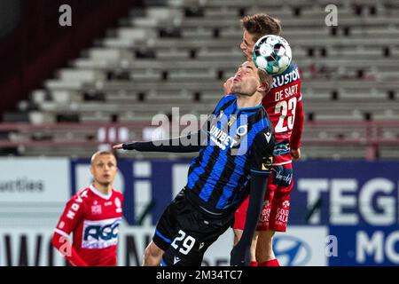 Bas Dost und Julien De Sart von Kortrijk kämpfen während eines Fußballspiels zwischen KV Kortrijk und Club Brügge KV um den Ball, Samstag, den 03. April 2021 in Kortrijk, am 32. Tag der ersten Division der „Jupiler Pro League“ der belgischen Meisterschaft. BELGA FOTO KURT DESPLENTER Stockfoto