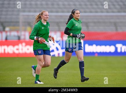 Der irische Torwart Courtney Brosnan und die irische Torhüterin Eve Badana, die am Sonntag, den 11. April 2021, in Brüssel beim Aufwärmen auf dem Spielfeld vor einem freundlichen Frauen-Fußballspiel zwischen der belgischen Nationalmannschaft The Red Flames und der Republik Irland fotografiert wurden. BELGA FOTO DAVID CATRY Stockfoto