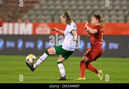 Die irische Claire O'Riordan und die belgische Davinia Vanmechelen wurden während eines Freundschaftsfußballspiels zwischen der belgischen Nationalmannschaft The Red Flames und der Republik Irland am Sonntag, den 11. April 2021 in Brüssel in Aktion gezeigt. BELGA FOTO DAVID CATRY Stockfoto