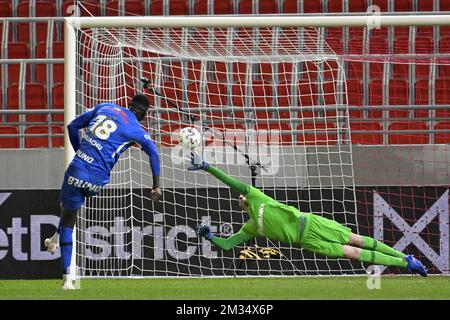 Genks Paul Onuachu erzielt beim Elfmeterschießen während eines Fußballspiels zwischen dem Royal Antwerpen FC und KRC Genk am Samstag, den 17. April 2021 in Antwerpen, am 34. Tag der ersten Division der belgischen Meisterschaft „Jupiler Pro League“. BELGA FOTO YORICK JANSENS Stockfoto