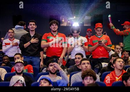 HELMOND - Unterstützer der marokkanischen Fußballmannschaft sehen das Halbfinalspiel zwischen Marokko und Frankreich bei der Weltmeisterschaft in Katar in der Helmondse Cacaofabriek. ANP SEM VAN DER WAL Stockfoto