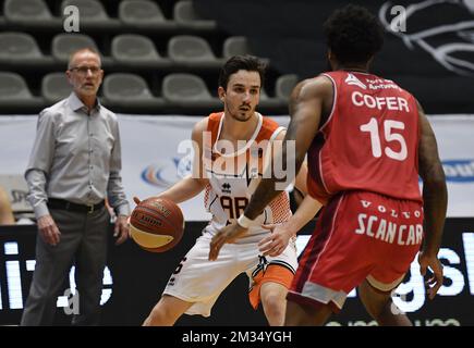 Luka Kotrulja von Leuven kontrolliert den Ball während des Basketballspiels zwischen Leuvenbären und Antwerpener Riesen, Sonntag, den 25. April 2021 in Leuven, einem Spiel des 13. Tages der zweiten Phase der belgischen Korbmeisterschaft der ersten Liga der EuroMillions League. BELGA FOTO JOHN THYS Stockfoto