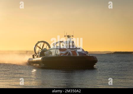 Luftkissenboot, das den Solent zwischen Southsea und der Isle of Wight im Vereinigten Königreich überquert Stockfoto