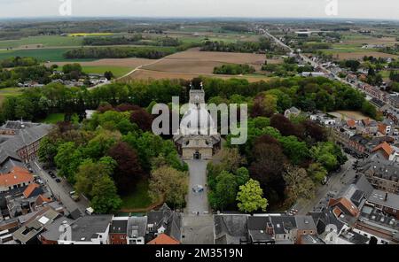 Luftdrohnenbild zeigt das Stadtzentrum von Scherpenheuvel mit der Basilika unserer Lieben Frau von Scherpenheuvel (Basiliek van Onze-Lieve-Vrouw van Scherpenheuvel - Basilique Notre-Dame de Montaigu), einem beliebten Wallfahrtsschrein, in Scherpenheuvel-Zichem, Dienstag, 11. Mai 2021. BELGA FOTO ERIC LALMAND Stockfoto