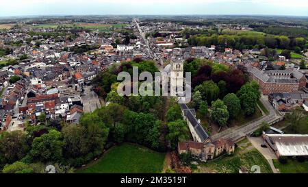 Luftdrohnenbild zeigt das Stadtzentrum von Scherpenheuvel mit der Basilika unserer Lieben Frau von Scherpenheuvel (Basiliek van Onze-Lieve-Vrouw van Scherpenheuvel - Basilique Notre-Dame de Montaigu), einem beliebten Wallfahrtsschrein, in Scherpenheuvel-Zichem, Dienstag, 11. Mai 2021. BELGA FOTO ERIC LALMAND Stockfoto