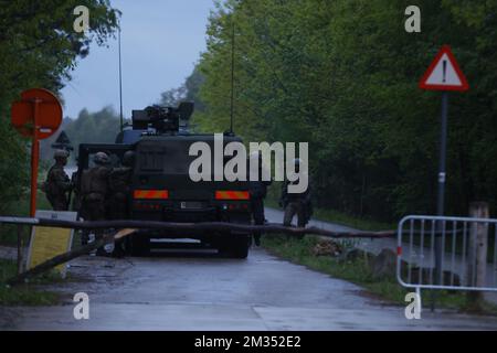 Abbildung zeigt einen gepanzerten Lastwagen der Armee und militärische Spezialeinheiten, die am Mittwoch, den 19. Mai 2021, im Wald des Nationalparks Hoge Kempen in Dilsen-Stokkem ankommen. Die Polizei sucht seit gestern Morgen nach einem schwer bewaffneten Berufssoldaten, Jurgen Conings, in der Provinz Limburg. Der 46-jährige Mann drohte dem Virologen Van Ranst, der in Sicherheit gebracht wird. BELGA FOTO JAMES ARTHUR GEKIERE Stockfoto