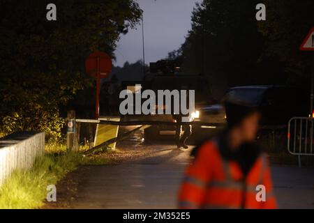 Abbildung zeigt einen gepanzerten Lastwagen der Armee und militärische Spezialeinheiten, die nachts im Wald des Nationalparks Hoge Kempen in Dilsen-Stokkem ankommen, Mittwoch, den 19. Mai 2021. Die Polizei sucht seit gestern Morgen nach einem schwer bewaffneten Berufssoldaten, Jurgen Conings, in der Provinz Limburg. Der 46-jährige Mann drohte dem Virologen Van Ranst, der in Sicherheit gebracht wird. BELGA FOTO JAMES ARTHUR GEKIERE Stockfoto