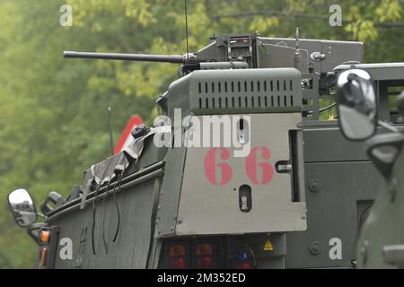 Das Bild zeigt gepanzerte Armeepanzer am Eingang zum Wald des Nationalparks Hoge Kempen in Maasmechelen, Donnerstag, den 20. Mai 2021. Die Polizei sucht weiterhin nach einem schwer bewaffneten Berufssoldaten, Jurgen Conings, in der Provinz Limburg. Der 46-jährige Mann drohte dem Virologen Van Ranst, der in Sicherheit gebracht wird. BELGA FOTO DIRK WAEM Stockfoto