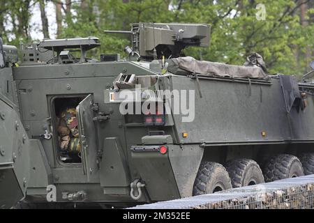 Das Bild zeigt gepanzerte Armeepanzer am Eingang zum Wald des Nationalparks Hoge Kempen in Maasmechelen, Donnerstag, den 20. Mai 2021. Die Polizei sucht weiterhin nach einem schwer bewaffneten Berufssoldaten, Jurgen Conings, in der Provinz Limburg. Der 46-jährige Mann drohte dem Virologen Van Ranst, der in Sicherheit gebracht wird. BELGA FOTO DIRK WAEM Stockfoto