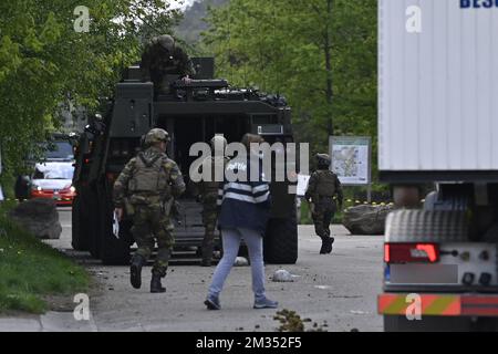 Das Bild zeigt gepanzerte Armeepanzer am Eingang zum Wald des Nationalparks Hoge Kempen in Maasmechelen, Donnerstag, den 20. Mai 2021. Die Polizei sucht weiterhin nach einem schwer bewaffneten Berufssoldaten, Jurgen Conings, in der Provinz Limburg. Der 46-jährige Mann drohte dem Virologen Van Ranst, der in Sicherheit gebracht wird. BELGA FOTO DIRK WAEM Stockfoto