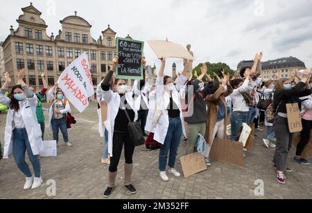 Abbildung zeigt eine Protestaktion von Assistenzärzten am Mont des Arts - Kunstberg im Stadtzentrum von Brüssel, Donnerstag, den 20. Mai 2021. Heute beginnt der Streik der medizinischen Assistenten in Brüssel. Die Assistenzärzte streiken ab heute für unbestimmte Zeit. Die Assistenzärzte verurteilen den von den Krankenhausverbänden im Rahmen des gemeinsamen Arzt-Krankenhaus-Ausschusses vorgeschlagenen Arbeitsvertrag. BELGA FOTO BENOIT DOPPPAGNE Stockfoto