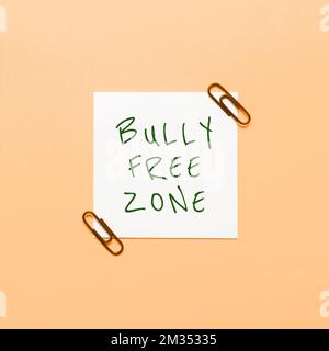 Schild mit der Aufschrift „Bully Free Zone“. Konzept, das bedeutet, dass man anderen Mobbing gegenüber respektvoll sein darf, ist hier nicht erlaubt Stockfoto