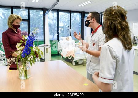 Königin Mathilde von Belgien spricht mit einigen Studenten während eines königlichen Besuchs auf dem Campus Kortrijk der Hogeschool Vives in Kortrijk, Freitag, den 04. Juni 2021. Die Königin wird Studenten des Pflegekurses treffen, die während der Corona-Krise in die Intensivpflege verschiedener Krankenhäuser involviert waren. Die Queen besucht außerdem zwei Simulationsräume, in denen Schüler und Betreuer lernen, ihre Fähigkeiten in die Praxis umzusetzen: Das „SimLab“, ein Raum mit Roboterpuppen, und das „Immersive Room“, ein High-Tech-Simulationsraum, in dem reale Situationen simuliert werden. BELGA-FOTOPOOL FREDERIC SIERAKOWSKI Stockfoto