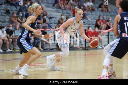 Belgische Katzen Hanne Mestdagh kämpft für den Ball während eines freundlichen Basketballspiels zwischen der belgischen Nationalmannschaft, den belgischen Katzen und Griechenland, am Donnerstag, den 10. Juni 2021 in Kortrijk. Die belgischen Katzen bereiten sich auf die FIBA-EuroBasket 2021 für Frauen vor, die vom 17. Bis 27. Juni stattfinden wird. BELGA PHOTO VIRGINIE LEFOUR Stockfoto