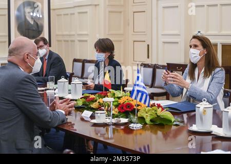 Außenminister Griechenlands Nikos Dendias und Außenministerin Sophie Wilmes bildeten das Bild während eines Treffens mit dem griechischen Außenminister Dendias in Athen während eines offiziellen Besuchs von Minister Wilmes in Griechenland am Donnerstag, den 17. Juni 2021. Während dieser Reise hat sie das Flüchtlingslager Mavrouvouni (Lesbos) besucht, in dem mehrere Treffen mit den Behörden und humanitären Organisationen geplant waren. Der stellvertretende Ministerpräsident plante auch mehrere bilaterale Treffen mit griechischen Politikern in Athen. BELGA FOTO LAURIE DIEFFEMBACQ Stockfoto