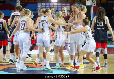 Belgische Cats-Spieler feiern nach dem Sieg im Viertelfinale der belgischen nationalen Frauen-Basketballmannschaft, den belgischen Cats und Russland, am Mittwoch, den 23. Juni 2021 in Straßburg, Frankreich. Die belgischen Cats sind in Frankreich für die FIBA-Europameisterschaft im EuroBasketball 2021, die vom 17. Bis 27. Juni stattfindet. BELGA PHOTO VIRGINIE LEFOUR Stockfoto