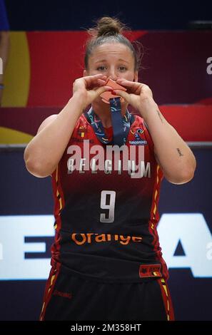 Belgische Cats Marjorie Carpreaux feiert nach dem Gewinn des dritten Platzes zwischen Weißrussland und der belgischen nationalen Frauen-Basketballmannschaft die belgischen Cats am Sonntag, den 27. Juni 2021 in Valencia, Spanien. Die belgischen Cats befinden sich für den zweiten Teil der FIBA-Europameisterschaft im EuroBasketball 2021, die vom 17. Bis 27. Juni stattfindet, in Spanien. BELGA PHOTO VIRGINIE LEFOUR Stockfoto