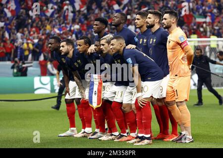 Al-Khor, Katar. 14.. Dezember 2022. AL KHOR - Back Row (lr) Aurelien Tchouameni (Frankreich), Ibrahima Konate (Frankreich), Raphael Varane (Frankreich), Olivier Giroud (Frankreich), Torwart Hugo Lloris (Frankreich). Vordere Reihe (l-r) Youssouf Fofana (Frankreich), Theo Hernandez (Frankreich), Jules Kounde (Frankreich), Ousmane Dembele (Frankreich), Antoine Griezmann (Frankreich), Kylian Mbappe (Frankreich) während des Halbfinalspiels der FIFA-Weltmeisterschaft Katar 2022 zwischen Frankreich und Marokko im Al-Bayt-Stadion am 14. Dezember; 2022 in Al Khor, Katar. AP | niederländische Höhe | MAURICE OF STONE Credit: ANP/Alamy Live News Stockfoto