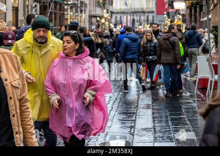 Neapel, Italien - 10. Dezember 2022: An einem regnerischen Tag spazieren die Leute über Toledo, die Straße ist vor Weihnachten überfüllt. Stockfoto