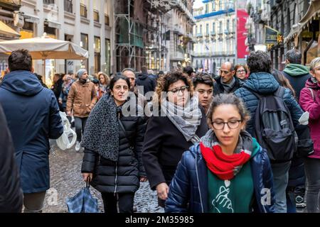 Neapel, Italien - 10. Dezember 2022: An einem regnerischen Tag spazieren die Leute über Toledo, die Straße ist vor Weihnachten überfüllt. Stockfoto