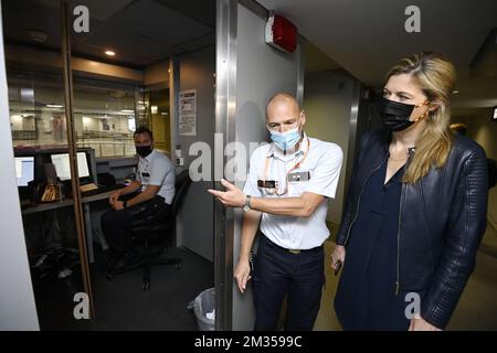 Innenminister Annelies Verlinden nahm das Bild während eines Besuchs von Minister Verlinden an einem Grenzposten der Flughafenpolizei am Flughafen Brüssel-Süd-Charleroi in Gosselies am Donnerstag, den 01. Juli 2021. Ab dem 1. Juli werden die Vorschriften für die Einreise in das und aus dem Ausland im Zusammenhang mit der Corona-Krise angepasst. Um besonders darauf aufmerksam zu machen, besucht Annelies Verlinden eine Grenzstelle der Flughafenpolizei am Flughafen. Unter anderem ist die Polizei für die Überprüfung des europäischen Corona-Passes und des Public Health Passenger Locator Formulars (PLF) von ankommenden Reisenden verantwortlich. BELGA FOTO ERIC LALM Stockfoto