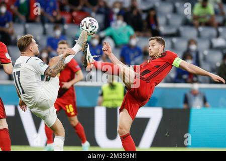 Der italienische Ciro Immobil und der belgische Jan Vertonghen kämpfen um den Ball während des Viertelfinalspiels der Europameisterschaft Euro 2020 zwischen der belgischen Fußballnationalmannschaft Red Devils und Italien, Freitag, den 02. Juli 2021 in München. BELGA FOTO BRUNO FAHY Stockfoto